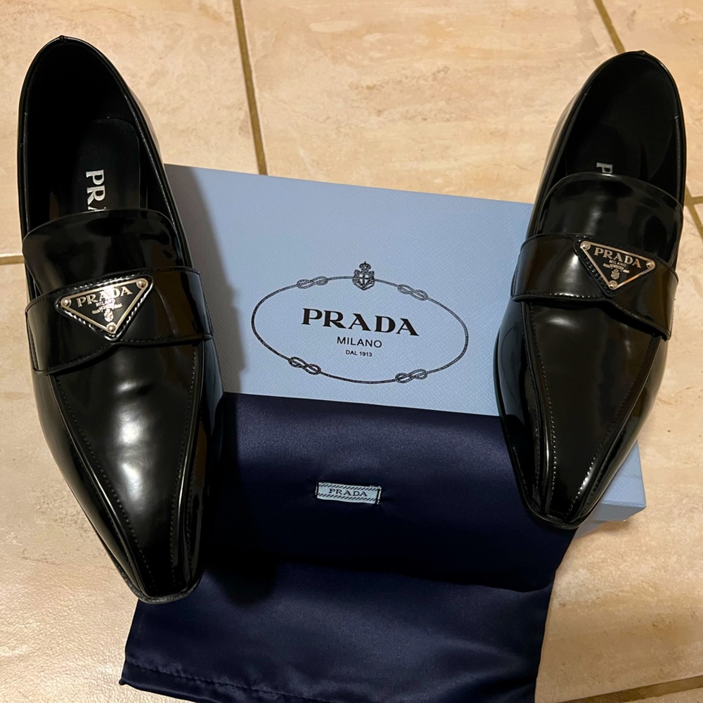 Prada Logo-Plaque Pointed Toe Loafersp